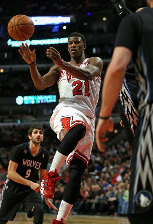 Jimmy Butler de los Bulls de Chicago en una de las jugadas del encuentro ante los Timberwolves de Minnesota