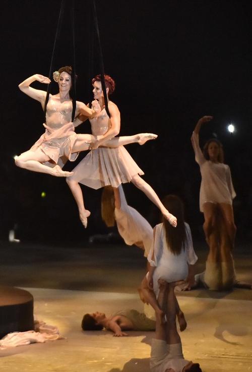 Artistas del Cirque du Soleil tuvieron bajo su cargo las presentaciones artísticas. (Foto: AFP)