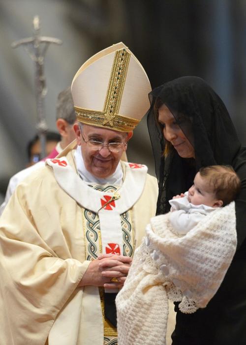 El Papa imparte la bendición durante la ceremonia de la Epifanía celebrada hoy en el Vaticano. Foto AFP