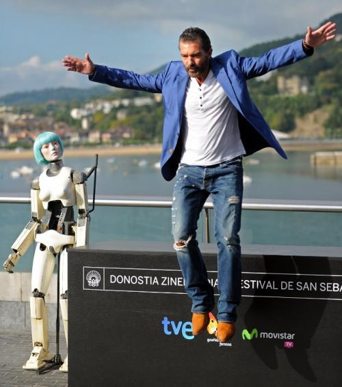 Banderas pareció dar a entender que desea alejarse un poco de "la marca de Hollywood" y volver a sus orígenes. "Convertir mi profesión en lo que fue al principio, en mi hobbie", dijo.