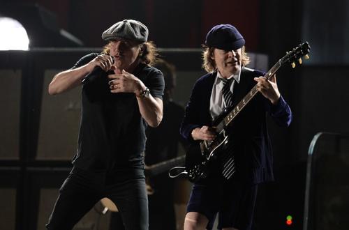 La legendaria banda australiana AC DC prendió la 57 edición de los Premios Grammy. (Foto: AFP)