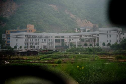 Fotografía tomada desde un automóvil del campo de reeducación Zhuzhou Baimalong en la provincia de Hunan. Desde 1957, el sistema de reeducación por el trabajo permitía la detención de personas hasta cuatro años por simple decisión policial. (AFP)