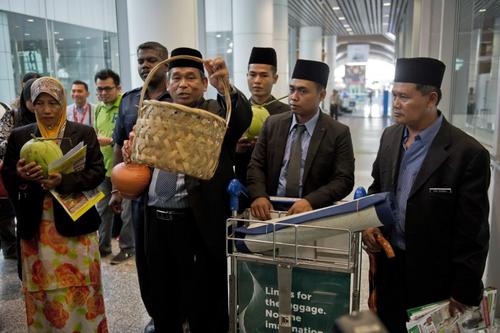 Un chamán y varios acompañantes ofrecen a través de un método espiritual y oración encontrar el avión desaparecido. (Foto:AFP)