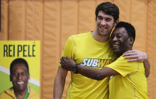 El nadador estadounidense Michael Phelps y Pelé en un evento publicitario en Río de Janeiro. (AFP)