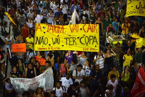 Grandes grupos de manifestantes se oponen a la realización de la Copa Mundial de la FIFA en Brasil