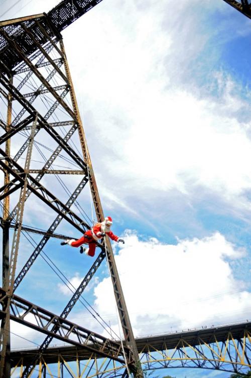 El Santa Claus descendió unos 200 metros desde el puente Las Vacas. (Foto: AFP)