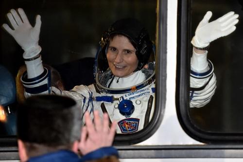 La astronauta Samantha Cristoforetti con su traje espacial se despide de la tripulación en tierra para dirigirse a su vuelo de seis horas hacia la Estación Espacial Internacional. (Foto: Kirill kudryavtsev/AFP)