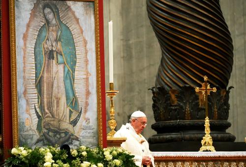 El Papa Francisco I celebró la misa en la basílica de San Pedro en honor de la festividad de la Virgen de Guadalupe. (Foto: AFP)