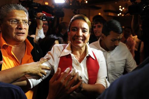 Xiomara Castro reiteraba su victoria en las elecciones de este domingo en Honduras. Sin embargo, los conteos oficiales la colocan en el segundo lugar de la contienda. Foto: AFP