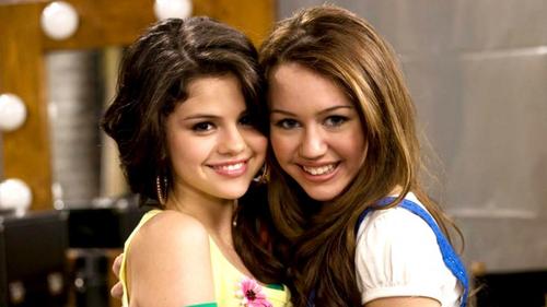 Selena Gomez y Miley Cirys eran entrañables amigas mientras trabajaron para Disney cuando eran adolescentes.