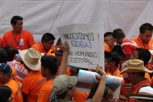 Algunos de los mensajes que el joven tenía hacían alusión al despilfarro de recursos para la propaganda electoral (Foto: Alexis Batres/Soy502)