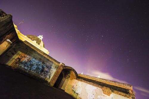 Imagen nocturna de las ruinas de La Merced en Antigua Guatemala
