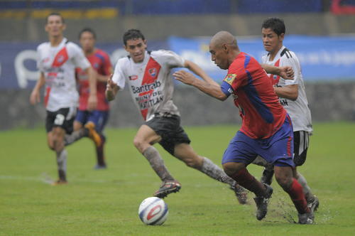Juan Carlos Plata actualmente trabaja en el cuerpo técnico de Municipal. (Foto: Archivo/Nuestro Diario)