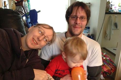 El hijo de Pegram es uno de los más afectados por la condición de la joven británica. (Foto SWNS)