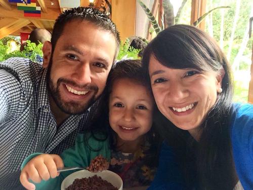 Natalia tiene ahora su propia familia: un espos y una hija que son el centro de su mundo. (Foto: Nancy Chang).