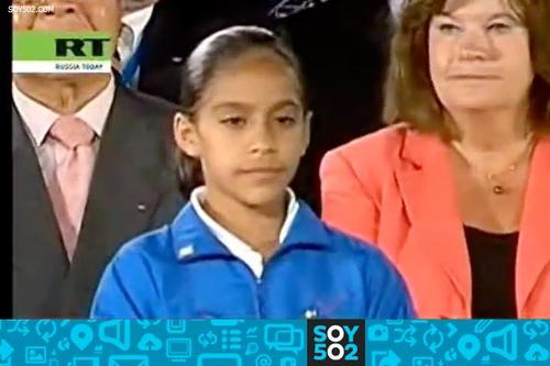La gimnasta olímpica Ana Sofía Gómez, en el 2007 con apenas 12 años, fue la encargada de entregar el sobre con el nombre de la ciudad ganadora para realizar los Juegos de Invierno 2014. Foto Soy502