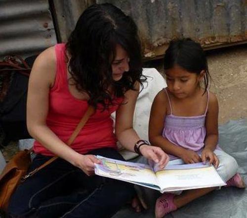 La Biblioteca de Calle comparte saberes y juegos con niños de escasos recursos. (Foto: Cuarto Mundo Guatemala)