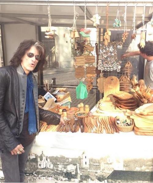 Joe Perry, guitarrista de la banda comprando souvenirs en Lituania en una típica rutina de rock star. (Foto: Joe Perry/Twitter)