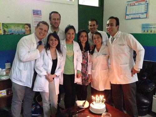 Aquí Natalia, con sus compañeros residentes en el hospital. (Foto: Natalia Chang).