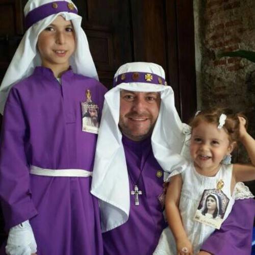 Max Santa Cruz junto sus dos hijos en época de cuaresma. (Foto: Max Santa Cruz Anchissi)