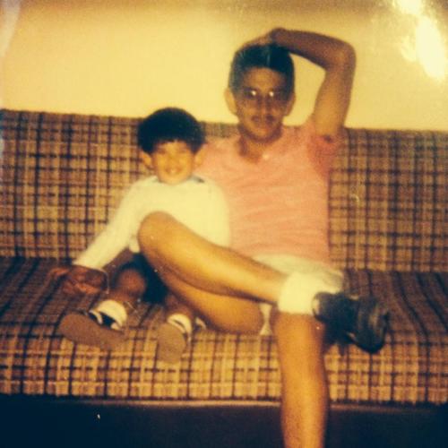 Esta fotografía fue compartida por Stanley en su cuenta de Facebook un mes después de la muerte de su padre, con quien aparece en la imagen. (Foto: Facebook)