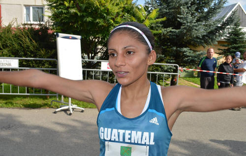 Mirna y el resto del equipo de marcha se preparan en Quetzaltenango, previo a los Juegos de Veracruz. Ortiz es subcampeona panamericana. (Foto: COG)