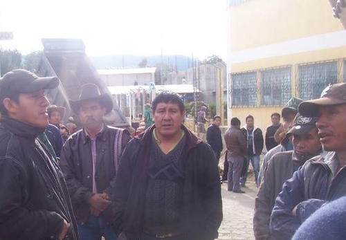 La turba enardecida señaló al actual alcalde Bacilio Juracán (c) de ser el autor del ataque. (Foto: Facebook/Despertad Concepción)