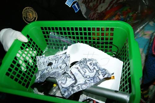 Un guardia del SP muestra parte de lo incautado en la requisa. (Foto: SP)