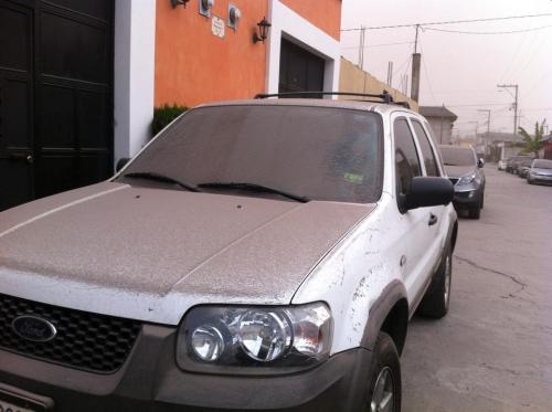 La ceniza que ha caído en Sacatepéquez ya ha cubierto vehículos y casas. (Foto: Cortesía Mynor Bejarano)