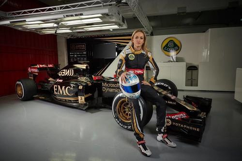 Foto oficial de Lotus con su piloto de desarrollo Carmen Jordá.