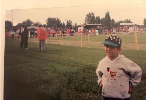 La vida le tenía guardado a Charles un momento especial en el deporte. En 1999 apenas era un niño y vio desde las gradas la competencia, ahora en 2015, fue el primero en cruzar la meta. (Foto: Cortesía familia Fernández)