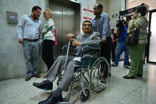 El militar retirado José Mauricio Rodríguez Sánchez, captado en los pasillos de Tribunales después de la audiencia, donde se hizo ver una supuesta amistad entre uno de los jueces vocales del Tribunal de Mayor Riesgo y el abogado de Efraín Ríos Montt, Francisco García Gudiel. (Foto: Wilder López/Soy502)