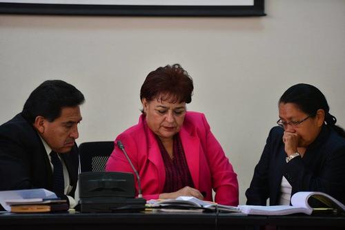 El Tribunal de Mayor Riesgo B, que conoce el caso por genocidio, está integrado por María Eugenia Castellanos (C), Sara Yoc Yoc y Jaime González Marín. (Foto: Wilder López/Soy502)