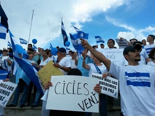 Miles de ciudadanos se concentraron en las Fuentes de Beethovenn de la ciudad capital. (Giovanni Lemus/ElSalvadoreño.com)