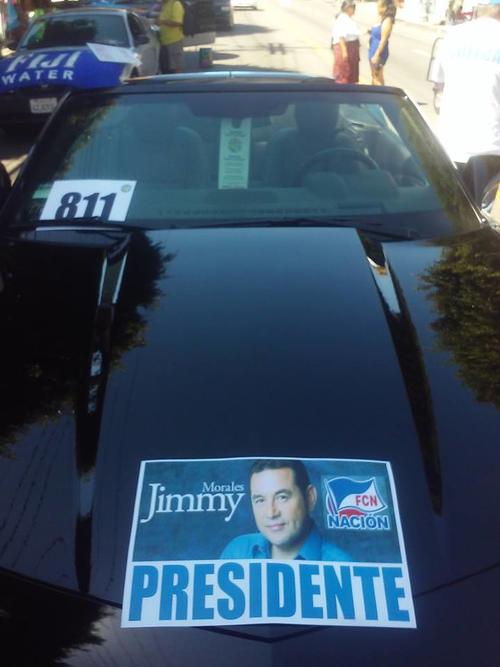 El candidato se unió al grupo de guatemaltecos que representaron al país en el desfile de Independencia. (Fot Giovanni Bautista)