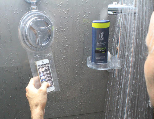 La adicción por revisar a cada momento el teléfono ha llevado a inventar accesorios para facilitar el uso, como esta bolsita para que el teléfono no se moje mientras se está en la ducha. (Foto: Archivo)