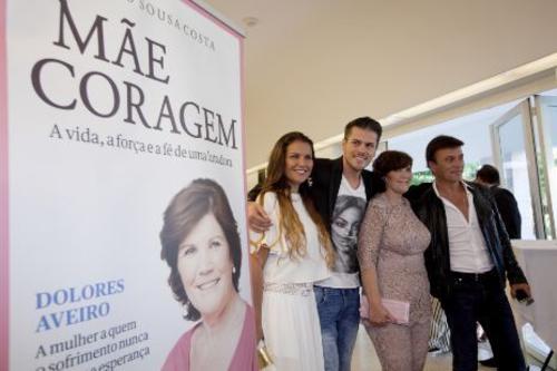 Dolores Aveiro acompañada de su hija Katia en la presentación de su biografía. (Foto: El Mundo)