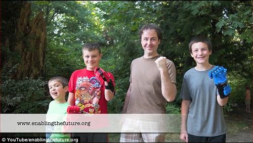 La organización funciona con voluntarios y donaciones y entrega las prótesis sin ningún costo.