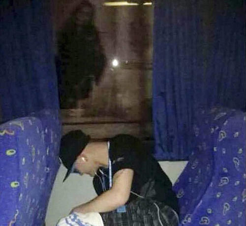 Según el primo del joven, la foto no fue manipulada en la ventanilla donde aparece la sombra.