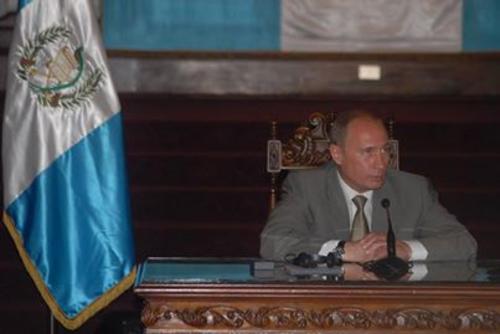 Durante su estancia en Guatemala, Vladimir Putin se reunió con el presidente de la república Oscar Berger. Foto Facebook