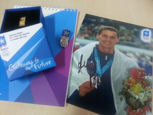 Éstos fueron algunos de los regalos que dejó la delegación de Rusia durante su estancia en Guatemala. En la fotografía, Aleksandr Popóv nadador olímpico de Rusia, ganador de dos medallas de oro en los Juegos Olímpicos de Verano en Barcelona. Foto Soy502