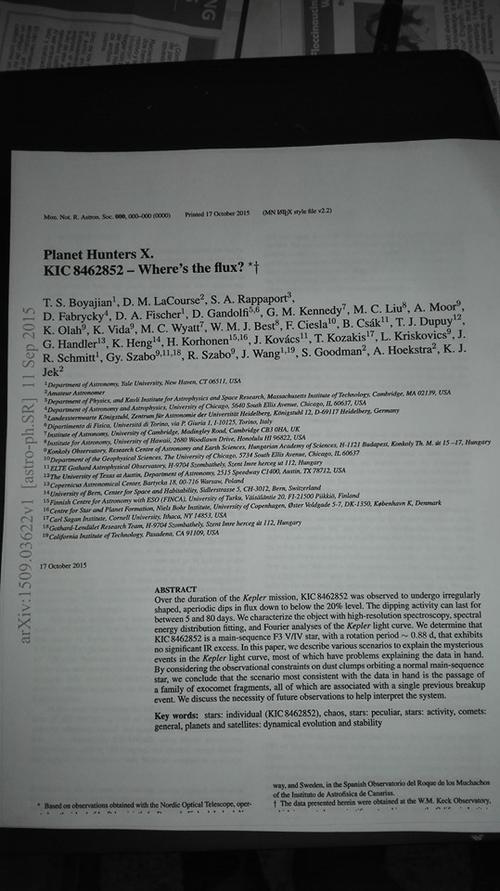 Este es el artículo de los astrónomos que encontraron un patrón extraño en la luminosidad de una estrella de la constelación del cisne.