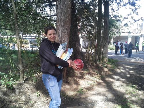 Silvia Ayala lleva una de las pelotas de sus hijos. (Foto: Evelyn de León/Soy502)