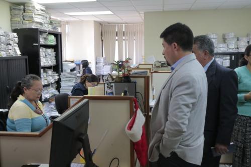 El alcalde de Santa Catarina Pinula, Víctor Alvarizaes, junto a uno de sus abogados, es informado de que la audiencia se suspendió. (Foto: Alejandro Balán/Soy502)