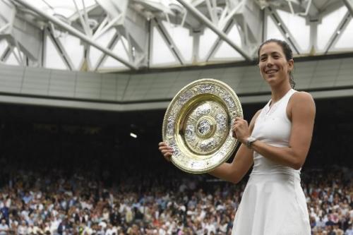 Garbiñe Maguruza celebra con el trofeo femenino Wimbledon. (Foto: AFP)