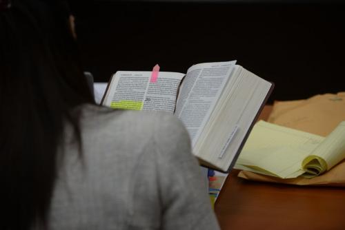 Roxana Baldetti mostró una biblia de donde leyó un fragmento que dedicó al juez Miguel Ángel Gálvez. (Foto: Wilder López/Soy502).