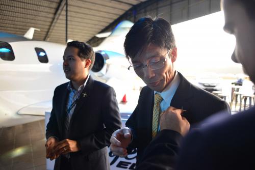 El embajador de Japón en Guatemala, Tomohiko Furutani, conoció de primera mano esta innovación japonesa. (Foto: Jesús Alfonso/Soy502)