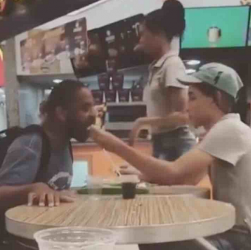 Empleadas auxilian a una persona con discapacidad física a comer. (Foto: captura de pantalla)