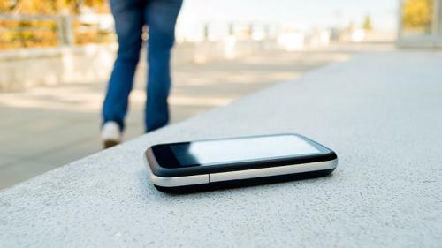 Solo se necesita poner un número de teléfono como fondo de pantalla para la persona que encuentre el celular perdido. (Foto: The Hack Today).