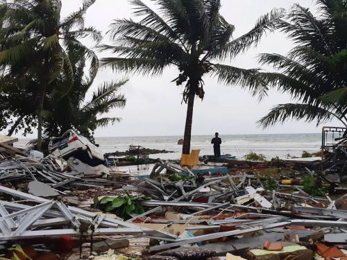 Un hombre frente a la costa en la playa de Carita (Indonesia), azotada hoy por un tsunami. (Foto: ADI KURNIAWAN/REUTER)